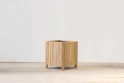 Artikelbild des Artikels “Pflanzgefäß aus Holz, kubische Form, aus Teakholz. Ca. 45 cm “